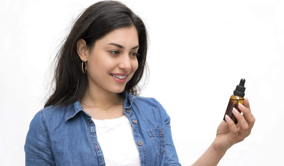 आइब्रो के लिए नारियल और अरंडी तेल: कौन सा है बेहतर विकल्प?