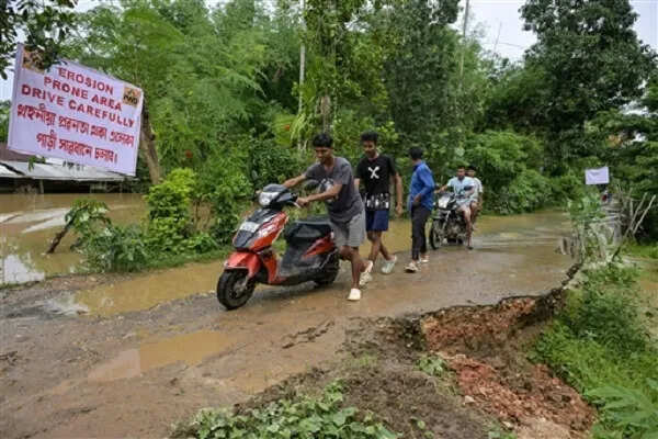पूर्वोत्तर भारत में बाढ़ से तबाही, मणिपुर में 19 हजार प्रभावित