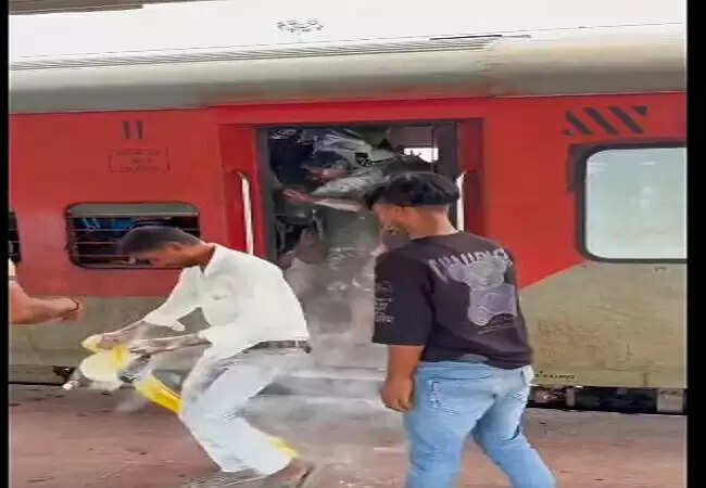 युवक का ट्रेन में यात्रियों पर आटा डालने का प्रैंक, कार्रवाई की मांग