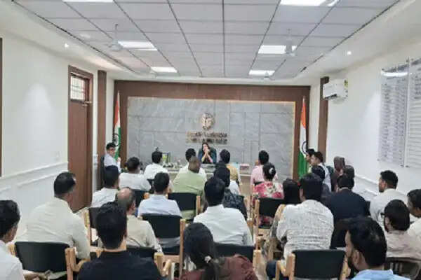 गौतमबुद्धनगर में औद्योगिक शांति के लिए बैठक, आउटसोर्सिंग एजेंसियों को चेतावनी