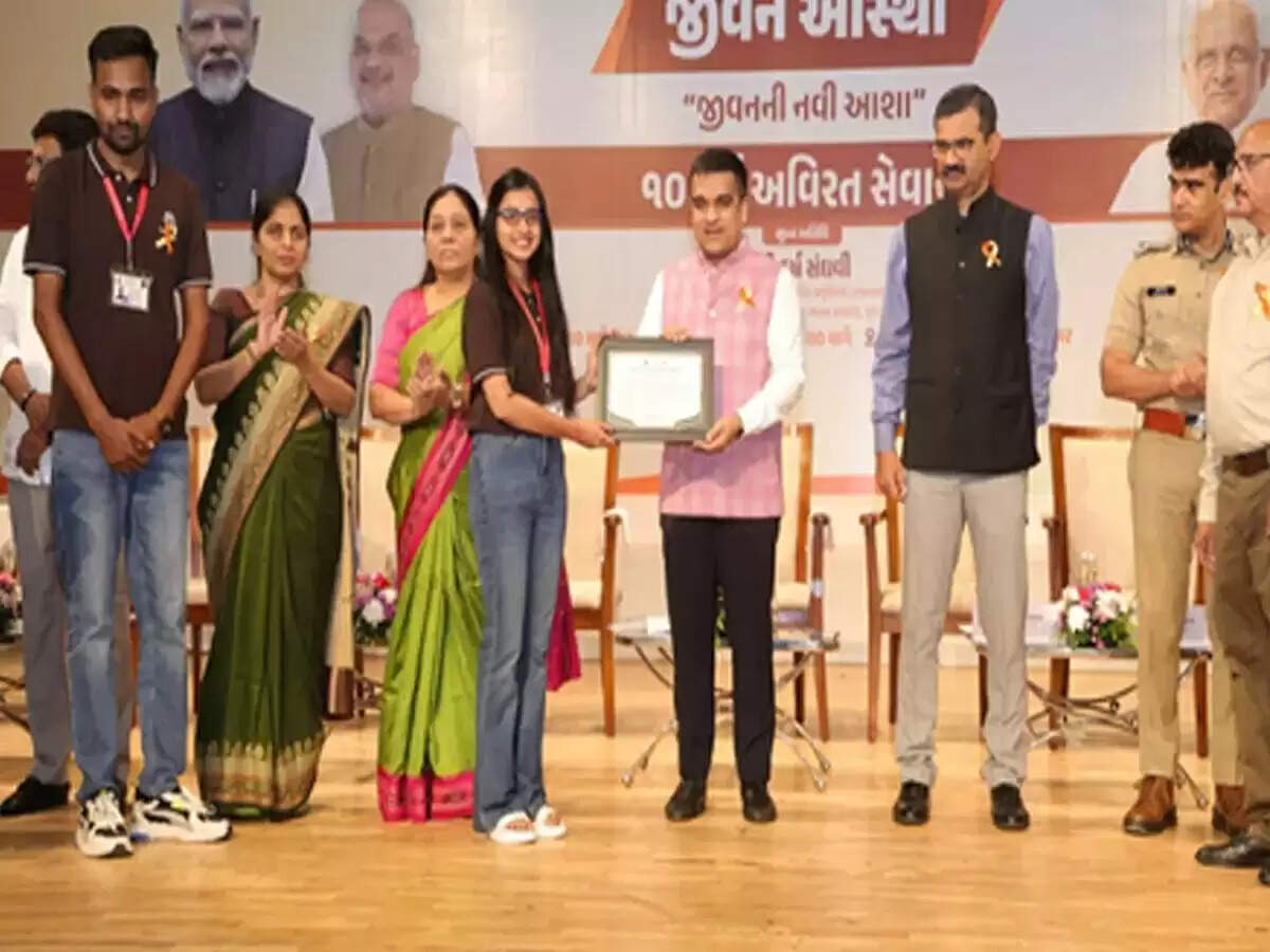 गुजरात की 'जीवन आस्था' हेल्पलाइन ने 10 साल में 1.5 लाख से अधिक लोगों की मदद की