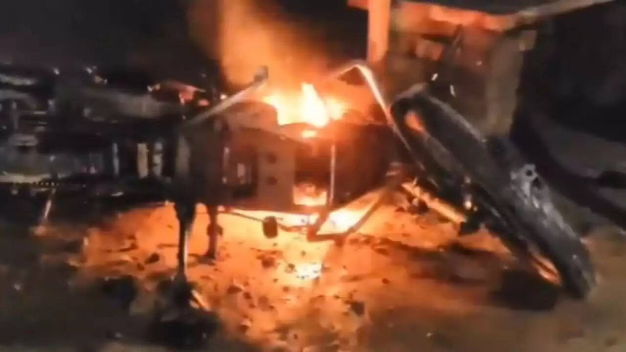 अलीगढ़ में चलती बाइक में आग लगने से युवक ने बचाई जान