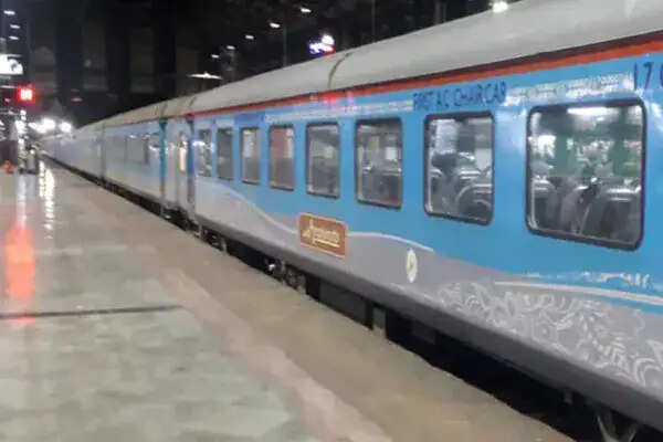 कालका शताब्दी एक्सप्रेस में यात्रियों की सुरक्षा पर सवाल उठे