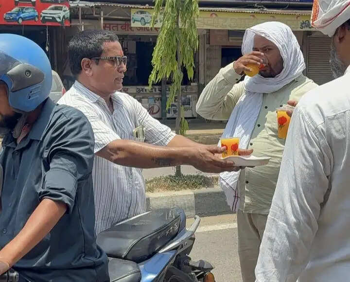 सामाजिक सेवा का अद्भुत उदाहरण: एकादशी पर ठंडई शरबत का वितरण