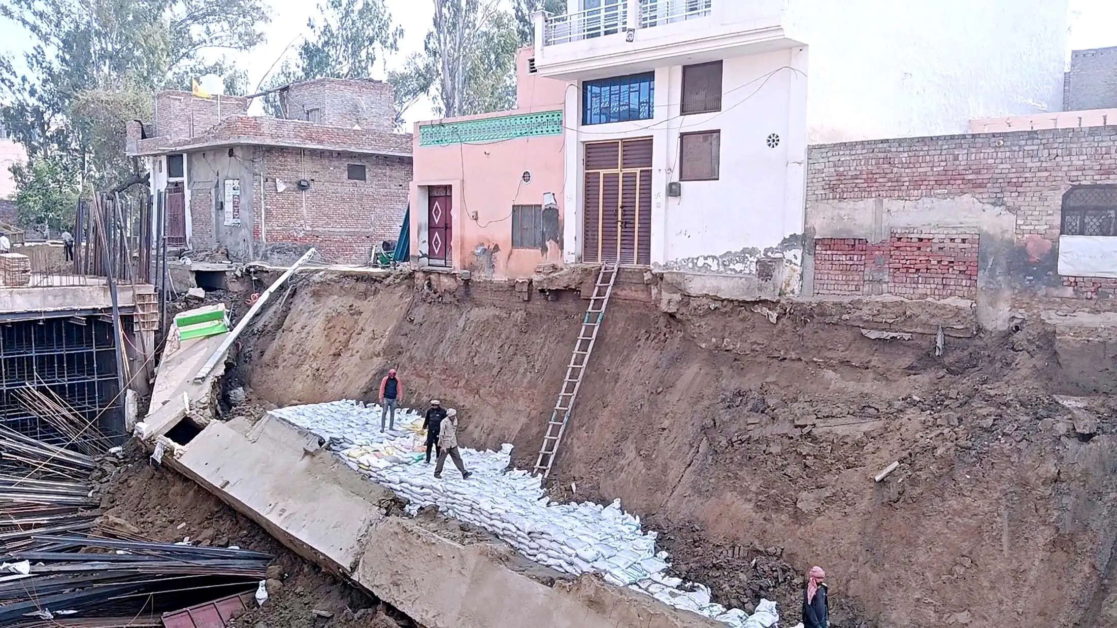 जींद में अंडरपास निर्माण से दरकी मिट्‌टी,घरों में कैद हुए सैकड़ों लोग