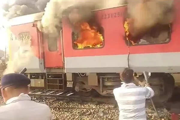 पंजाब के सिरहिंद रेलवे स्टेशन पर गरीब रथ एक्सप्रेस में आग लगने की घटना