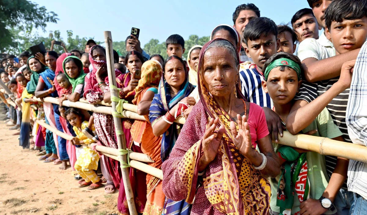 बिहार विधानसभा चुनाव: पहले चरण की वोटिंग में दिखी लंबी कतारें