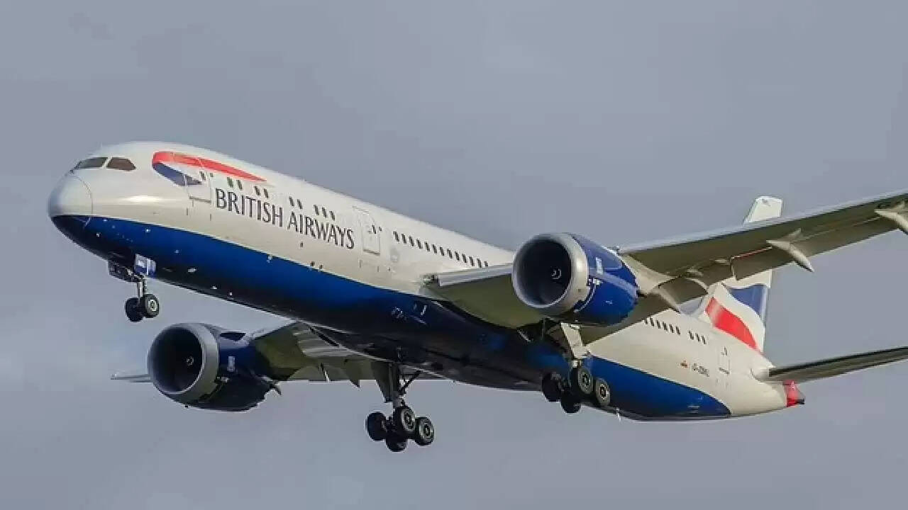 ब्रिटिश एयरवेज के क्रू सदस्य की अजीब हरकत, उड़ान के दौरान नग्न नृत्य