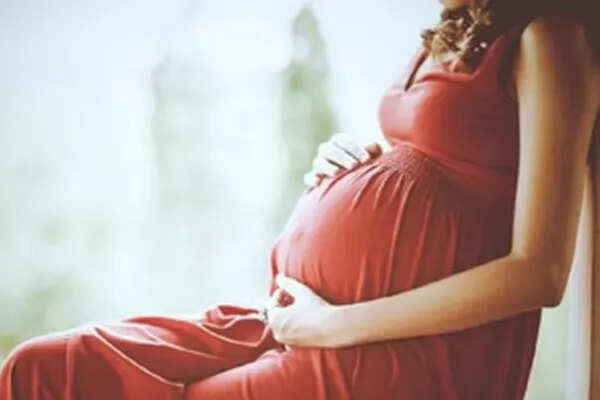 चीन में 50 वर्षीय महिला ने बेटे के सहपाठी से की शादी, गर्भावस्था की घोषणा