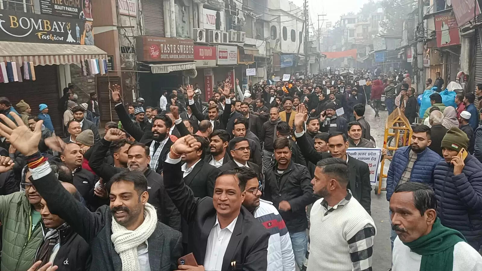 मुरादाबाद में हाईकोर्ट बेंच की मांग को लेकर अधिवक्ताओं का पैदल मार्च