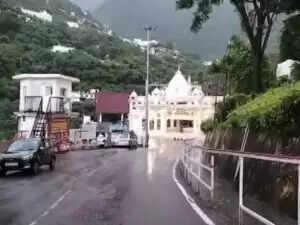 कटरा में फंसे श्रद्धालुओं की मदद में जुटे होटल मालिक