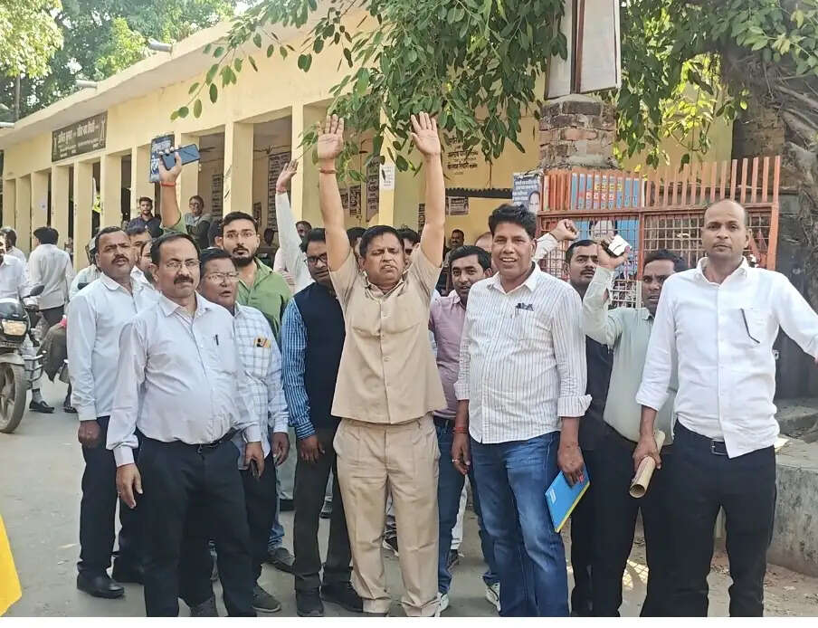 नौतनवा में अधिवक्ता के साथ दुर्व्यवहार पर प्रदर्शन, कार्रवाई की मांग