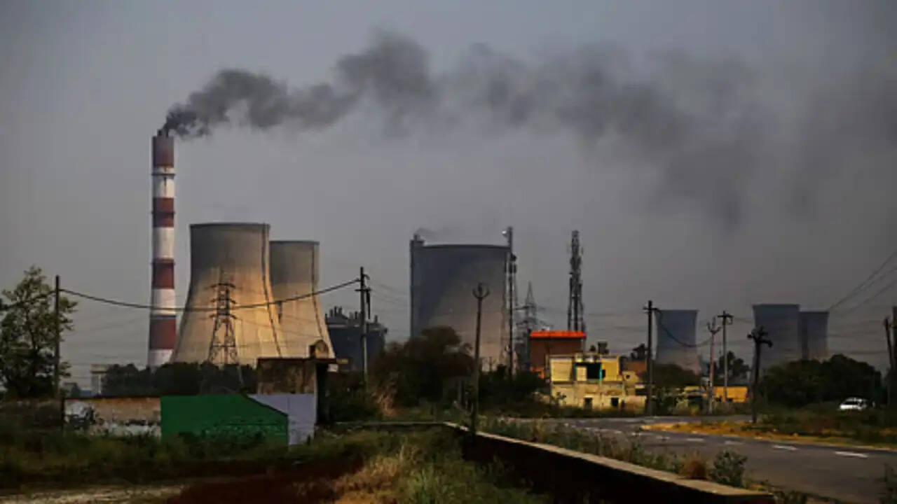 दिल्ली-एनसीआर में वायु प्रदूषण पर सुप्रीम कोर्ट का कड़ा रुख: कोयला उद्योगों पर उठे सवाल