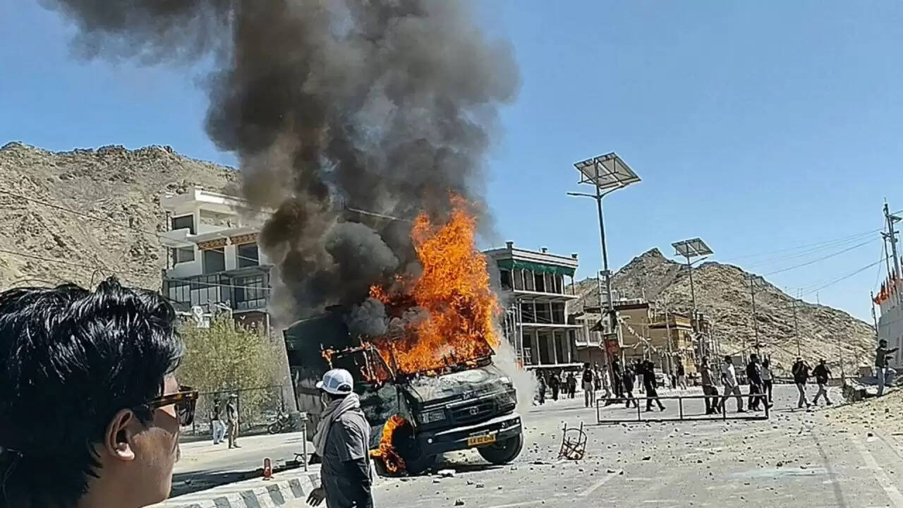 लद्दाख में हिंसा: राज्य का दर्जा मांगने वाले प्रदर्शनकारियों पर चढ़ा गुस्सा