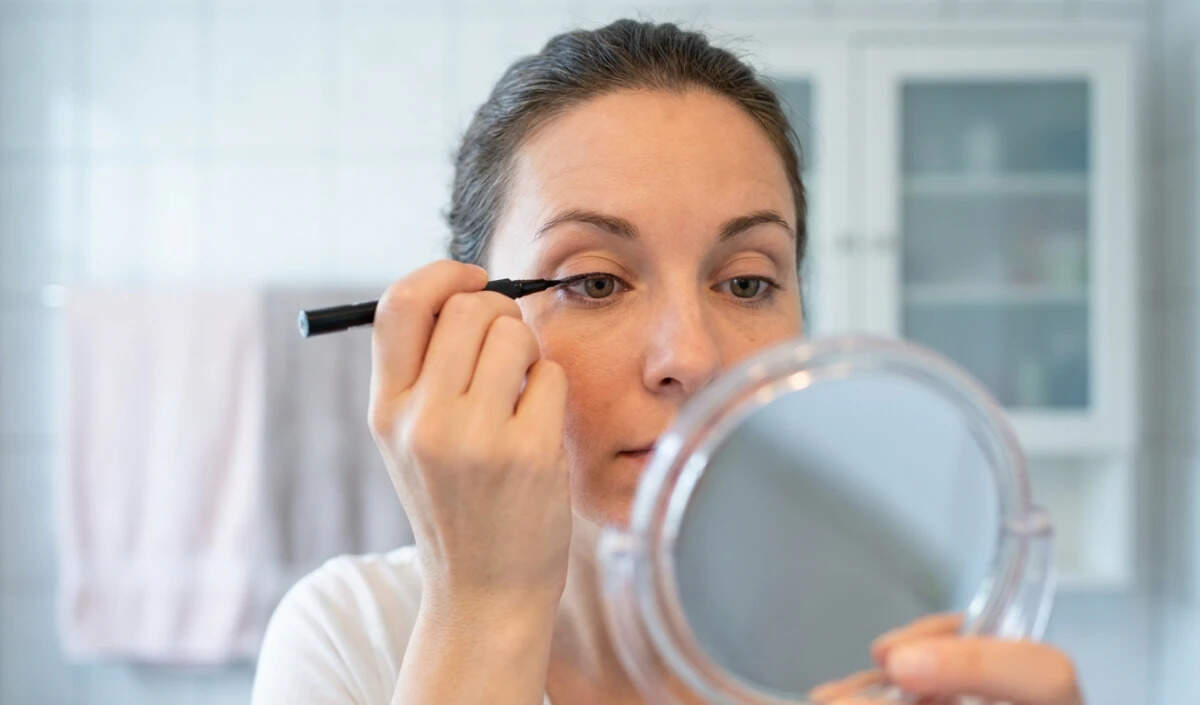 आइलाइनर लगाने के आसान और प्रभावी तरीके