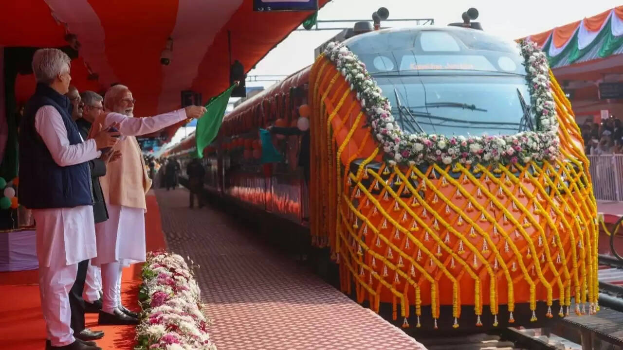 पीएम मोदी का असम और बंगाल दौरा: विकास परियोजनाओं का उद्घाटन और रैली