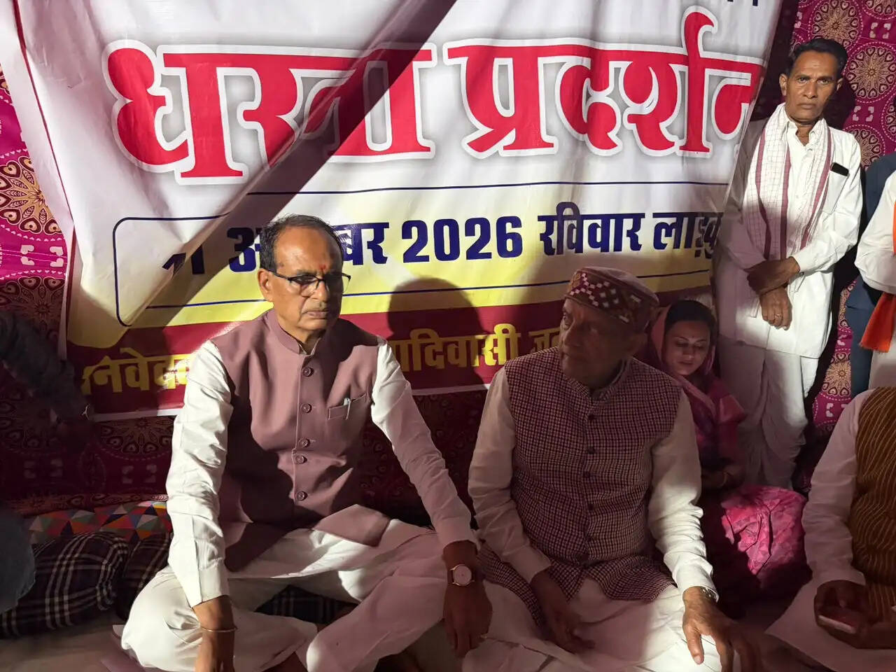 शिवराज सिंह चौहान ने अपनी सरकार के खिलाफ धरना दिया, गरीबों के अधिकारों की रक्षा की मांग