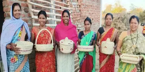 छत्तीसगढ़ के जशपुर में छिंद-कांसा टोकरी से महिलाएं हर साल बन रही हैं लखपति दीदियां