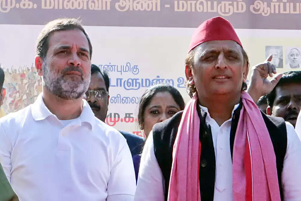 बिहार विधानसभा चुनाव में एनडीए की बढ़त, विपक्ष ने उठाए सवाल