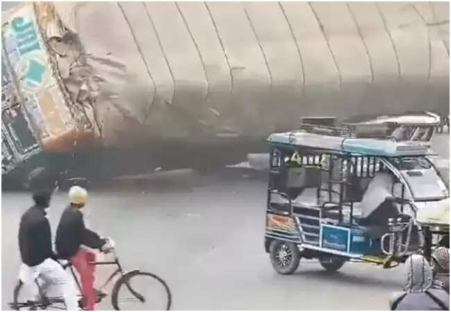 रामपुर में ट्रक दुर्घटना: ओवरलोडिंग से हुई ड्राइवर की मौत