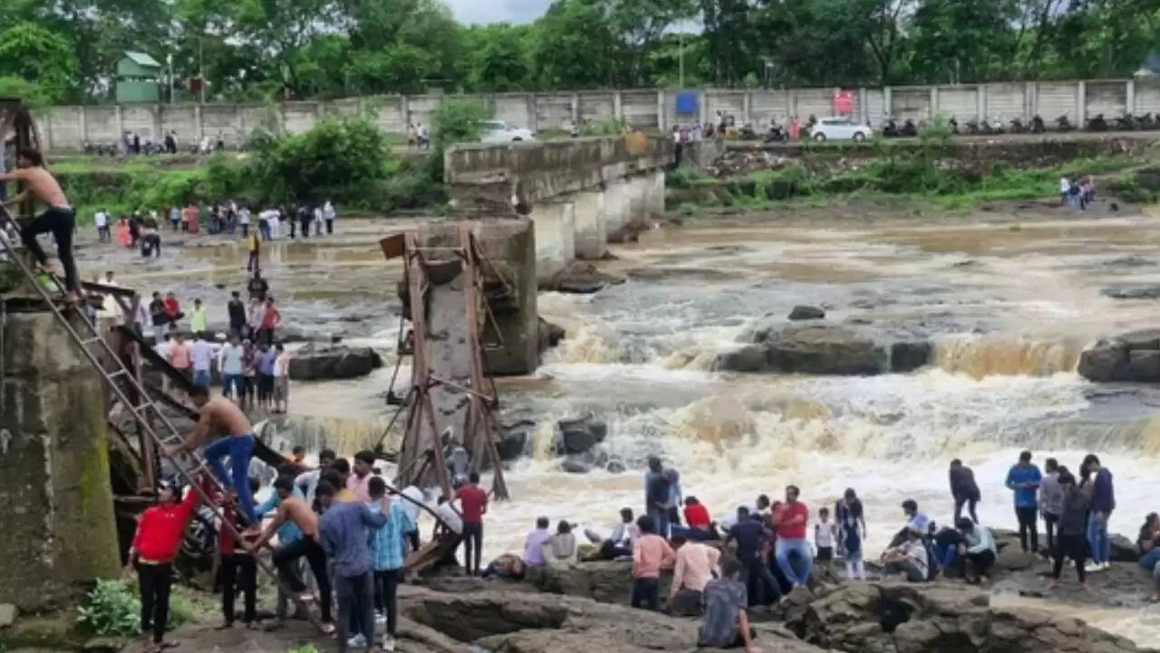 पुणे में पुल गिरने से मची अफरा-तफरी, बचाव अभियान जारी