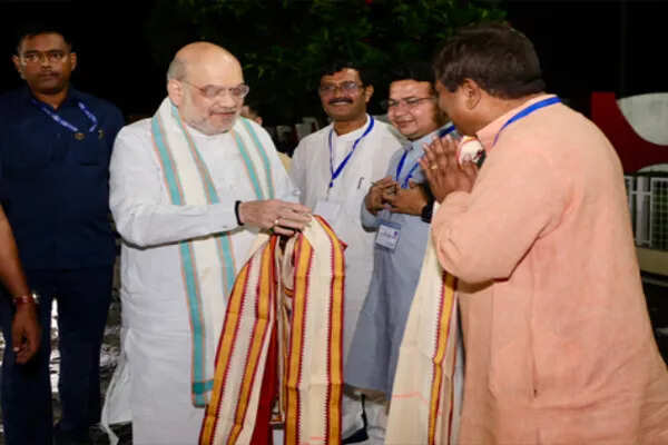 अमित शाह का पश्चिम बंगाल दौरा: कालीघाट में पूजा और दुर्गा पूजा पंडाल का उद्घाटन