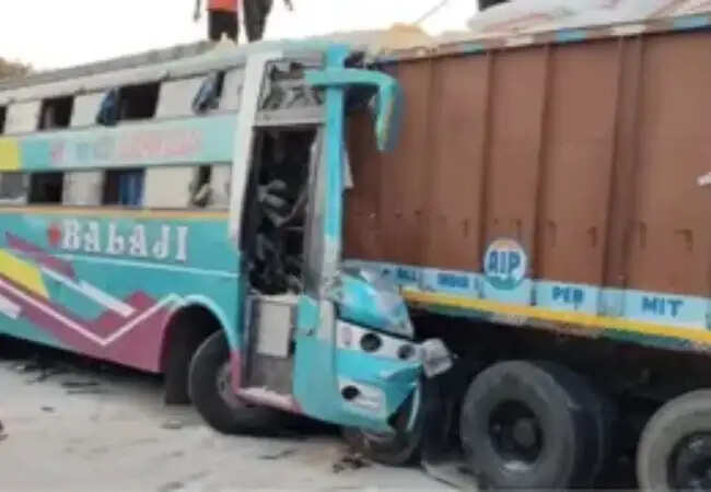 वडोदरा में भयानक बस दुर्घटना: 6 की मौत, 31 घायल