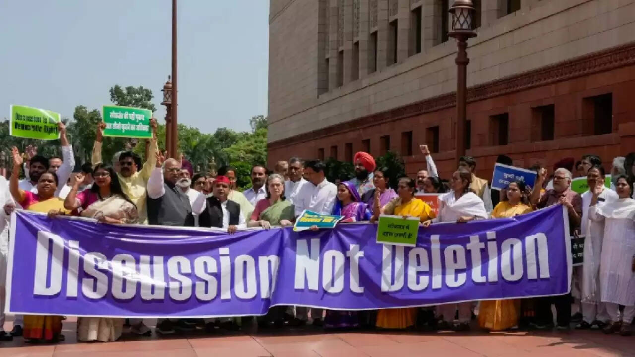 बिहार की मतदाता सूची पर चुनाव आयोग का बड़ा बयान: क्या है विपक्ष का विरोध?
