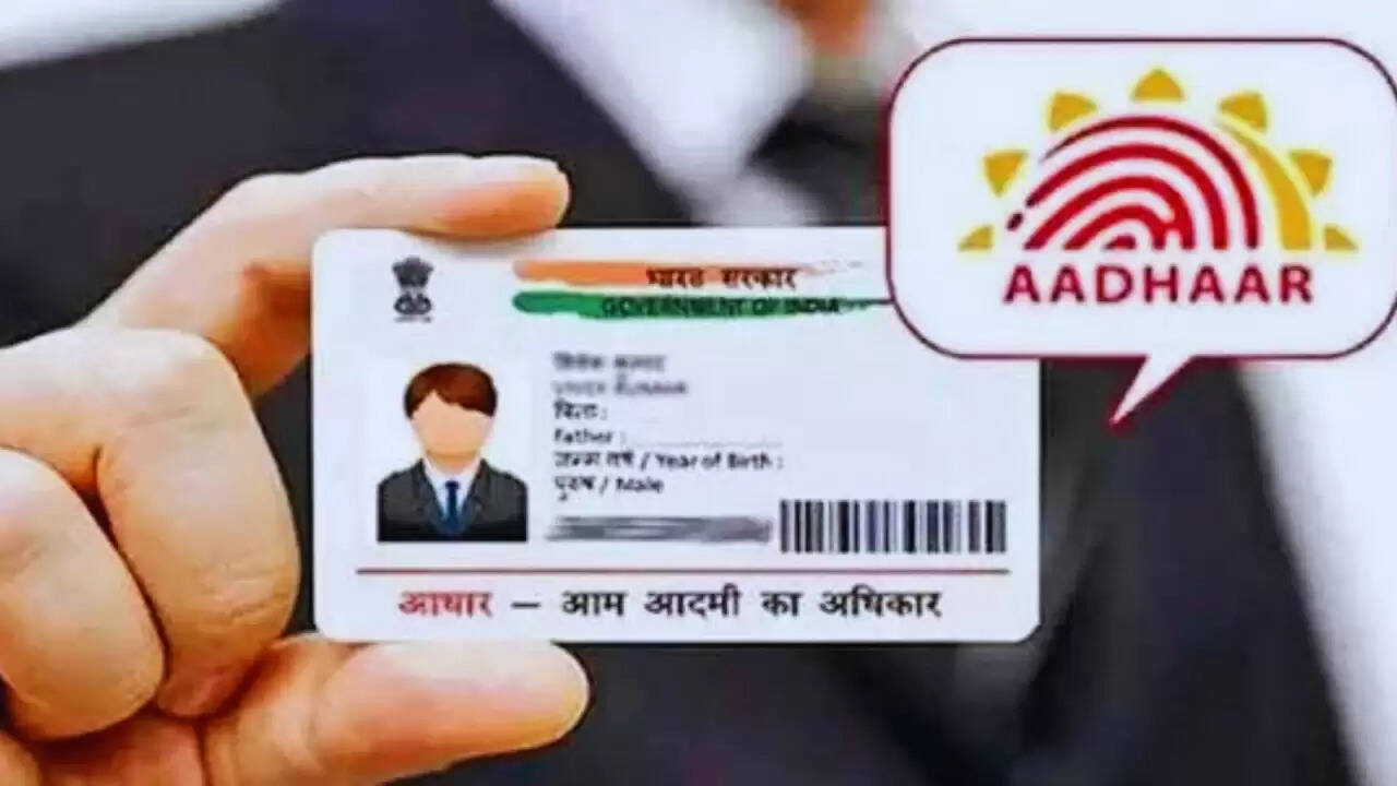 WhatsApp से आधार कार्ड डाउनलोड करना हुआ आसान: जानें कैसे करें