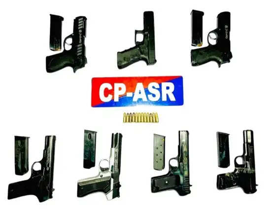 अवैध हथियारों के साथ चार तस्करों की गिरफ्तारी: अमृतसर पुलिस की बड़ी कार्रवाई