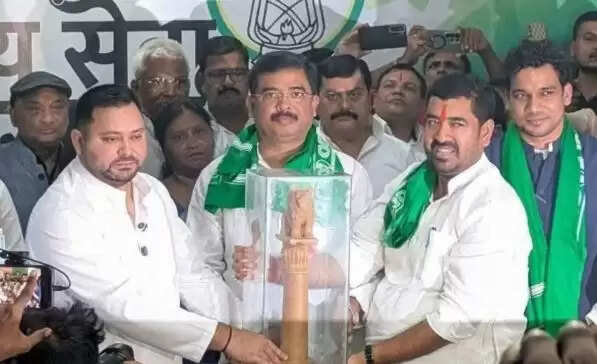 बिहार में जेडीयू को बड़ा झटका, संतोष कुशवाहा ने राजद का दामन थामा