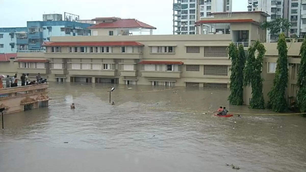 स्मार्ट सिटी सूरत: बाढ़ में स्ट्रेचर का सहारा, आपातकालीन सुविधाओं की कमी