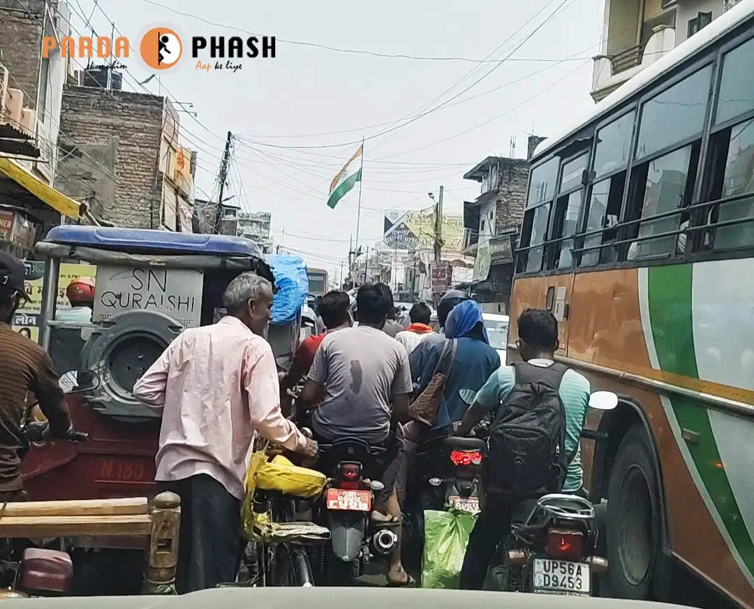 गांधी चौक पर भीषण जाम से राहगीरों को हुई परेशानी