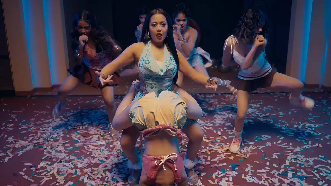 नेहा कक्कड़ का नया गाना 'कैंडी शॉप' सोशल मीडिया पर ट्रोलिंग का शिकार