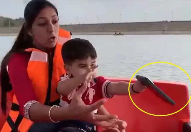 बच्चे ने मां का आईफोन झील में फेंका, वीडियो ने सोशल मीडिया पर मचाई धूम