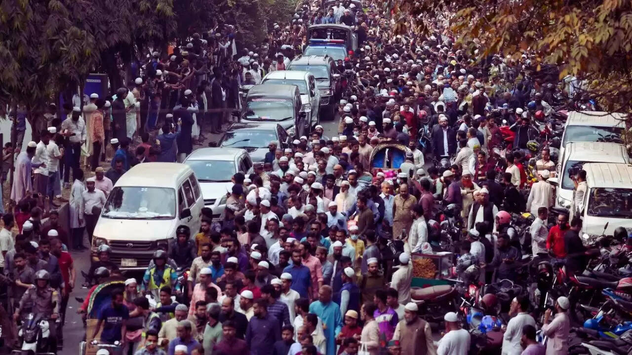 बांग्लादेश की राजनीति में उथल-पुथल: इंकलाब मंच का आंदोलन और छात्र नेता पर हमला