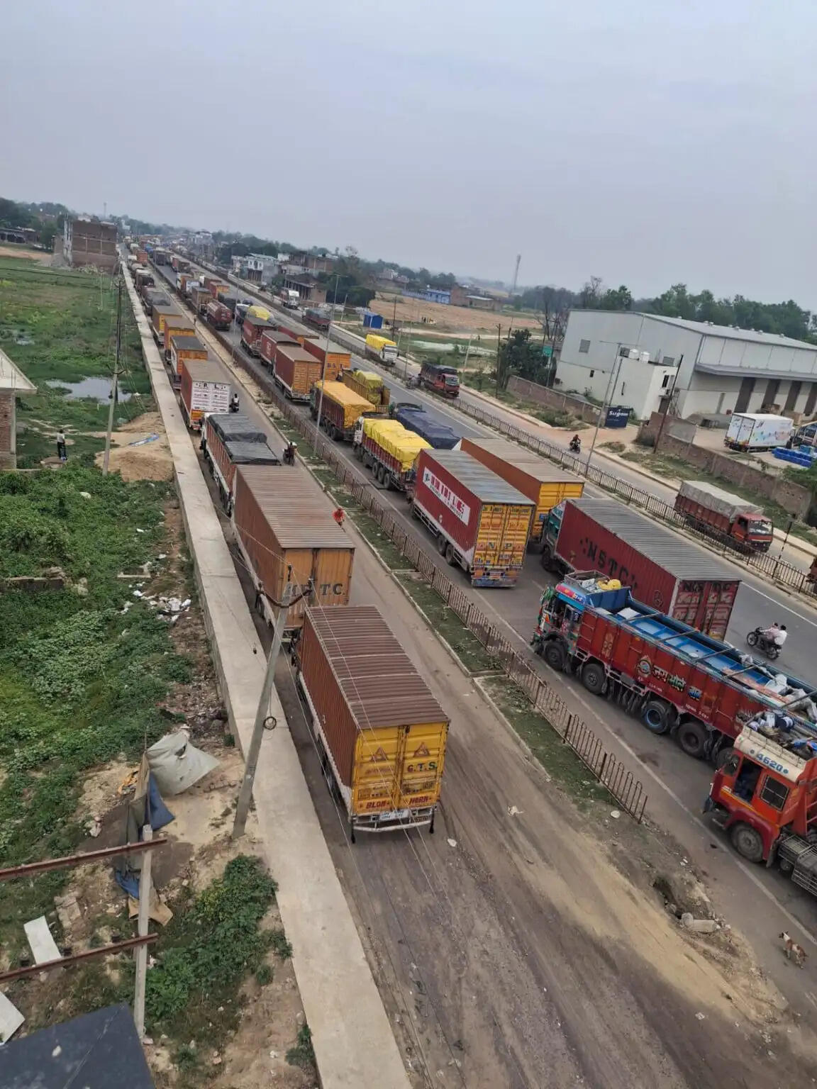 सोनौली बॉर्डर पर जाम की समस्या: व्यापारियों और पर्यटकों के लिए बढ़ी मुश्किलें