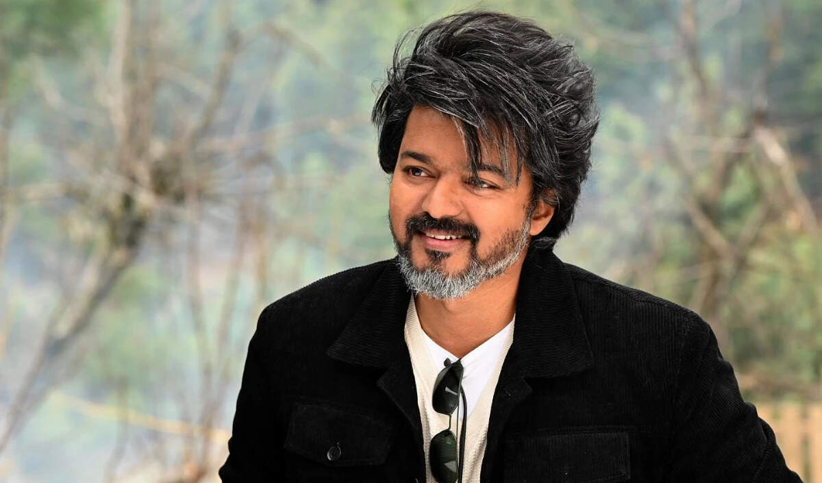 थलपति विजय की एयरपोर्ट पर फैंस के बीच गिरने की घटना से मचा हंगामा