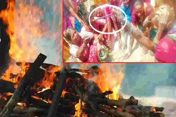 तेलंगाना में सरकारी अस्पताल की लापरवाही से मां और नवजात की मौत, चिता की राख में मिली कैंची