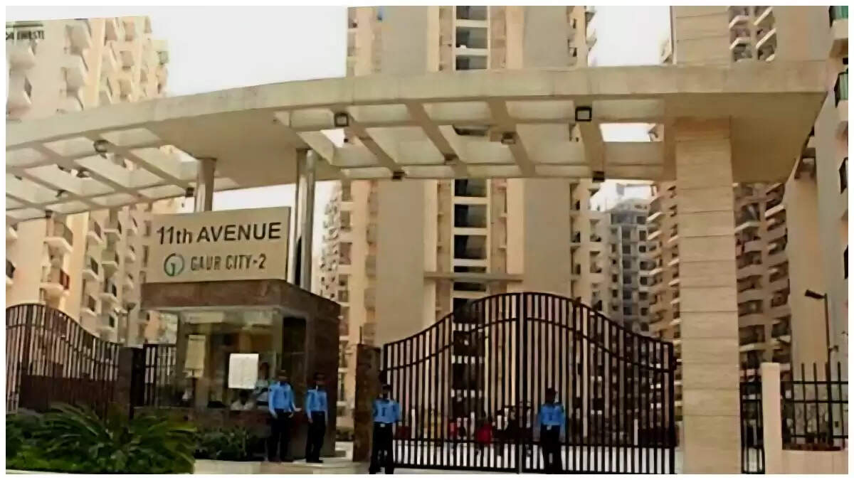 ग्रेटर नोएडा वेस्ट में 3.5 करोड़ की पेंटिंग विवाद: सरकारी नोटिस पर उठे सवाल