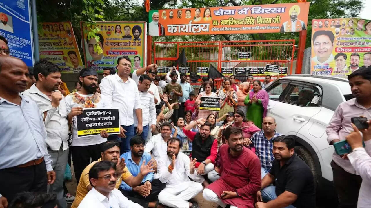 दिल्ली में पूर्वांचलवासियों का अपमान: भाजपा मंत्री के बयान पर आम आदमी पार्टी का विरोध