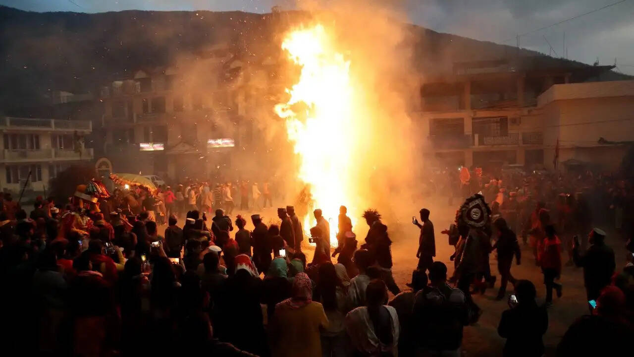 होलिका दहन: पूजा सामग्री और महत्व