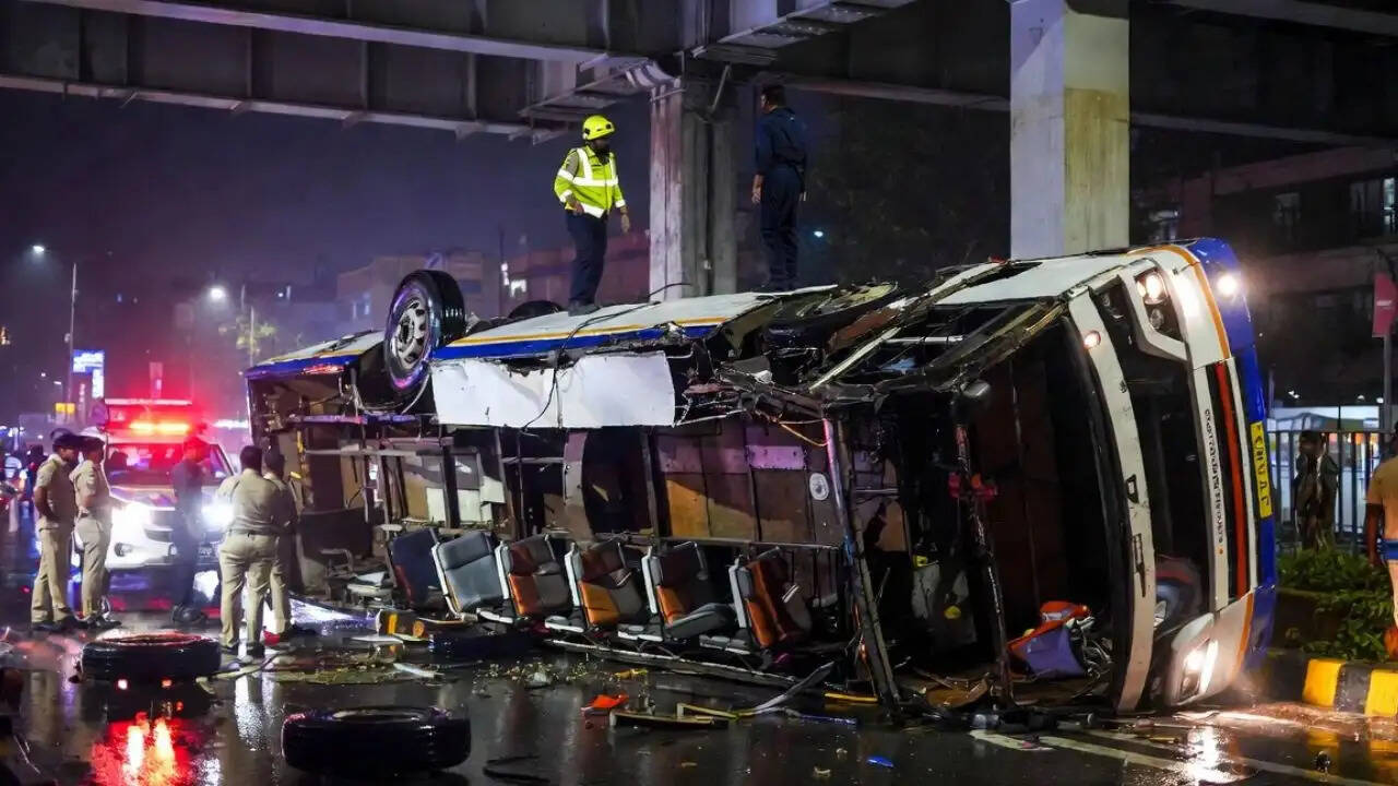दिल्ली में डबल डेकर बस का भयानक हादसा, 2 की मौत और 25 घायल