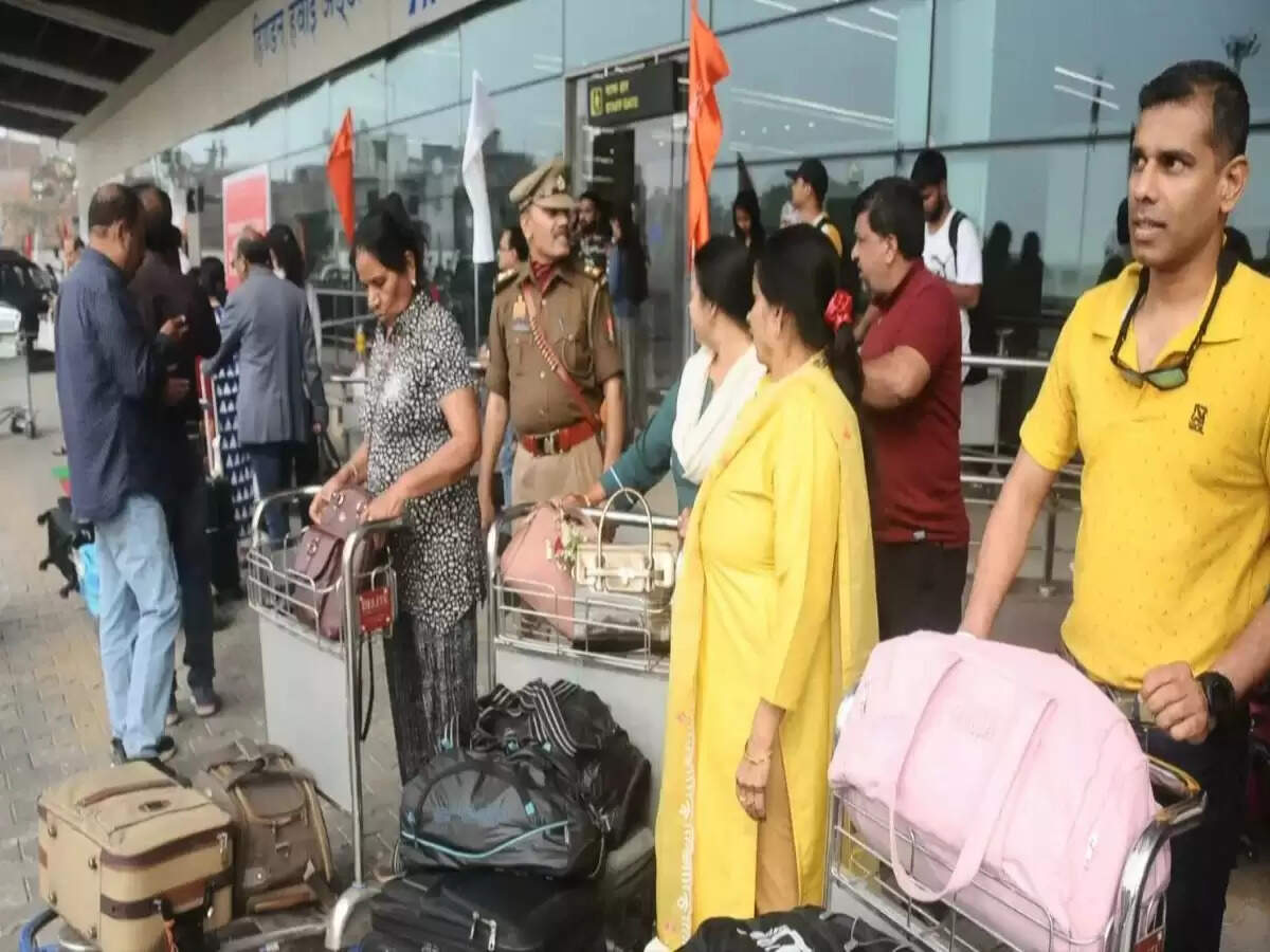 हिंडन एयरपोर्ट पर तकनीकी खराबी के चलते उड़ानें स्थगित