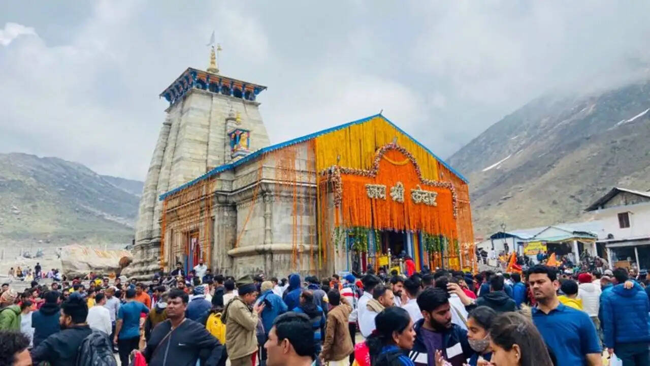 चारधाम यात्रा में श्रद्धालुओं की भीड़: पंजीकरण बंद होने से हंगामा