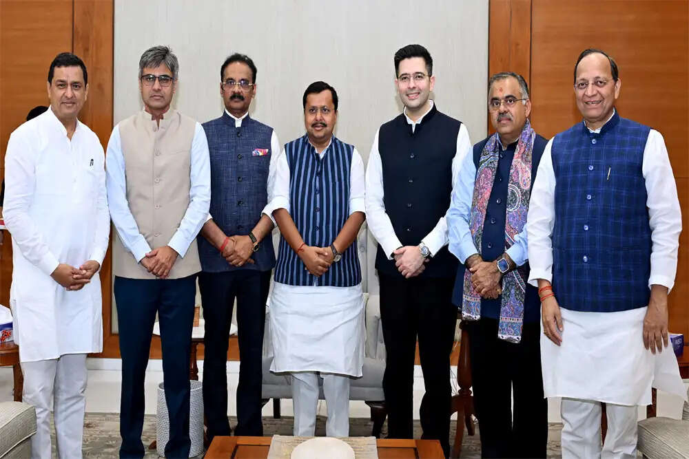 आप को बड़ा झटका: सात सांसद भाजपा में शामिल