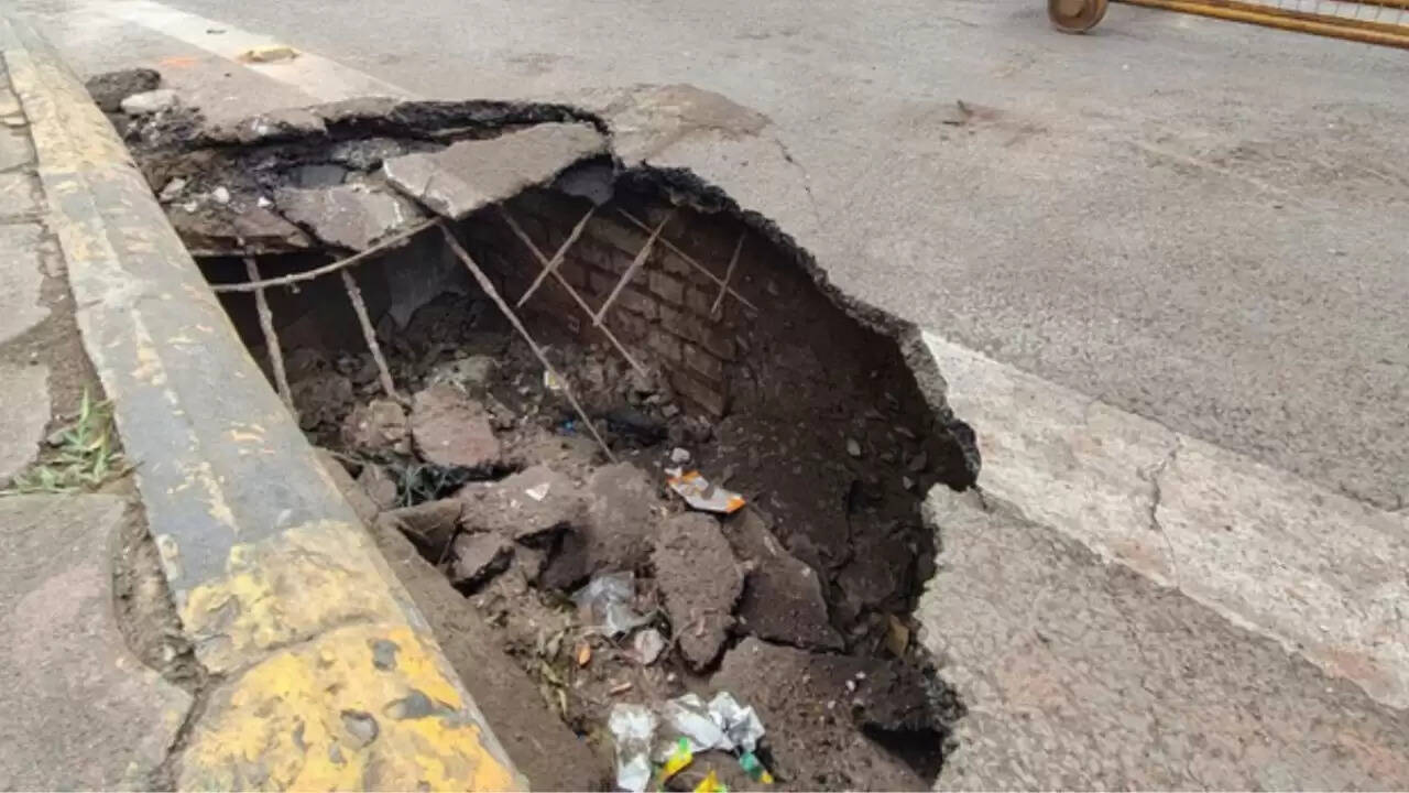 इंदौर में शास्त्री ब्रिज का हिस्सा ढहा, चूहों को बताया गया कारण