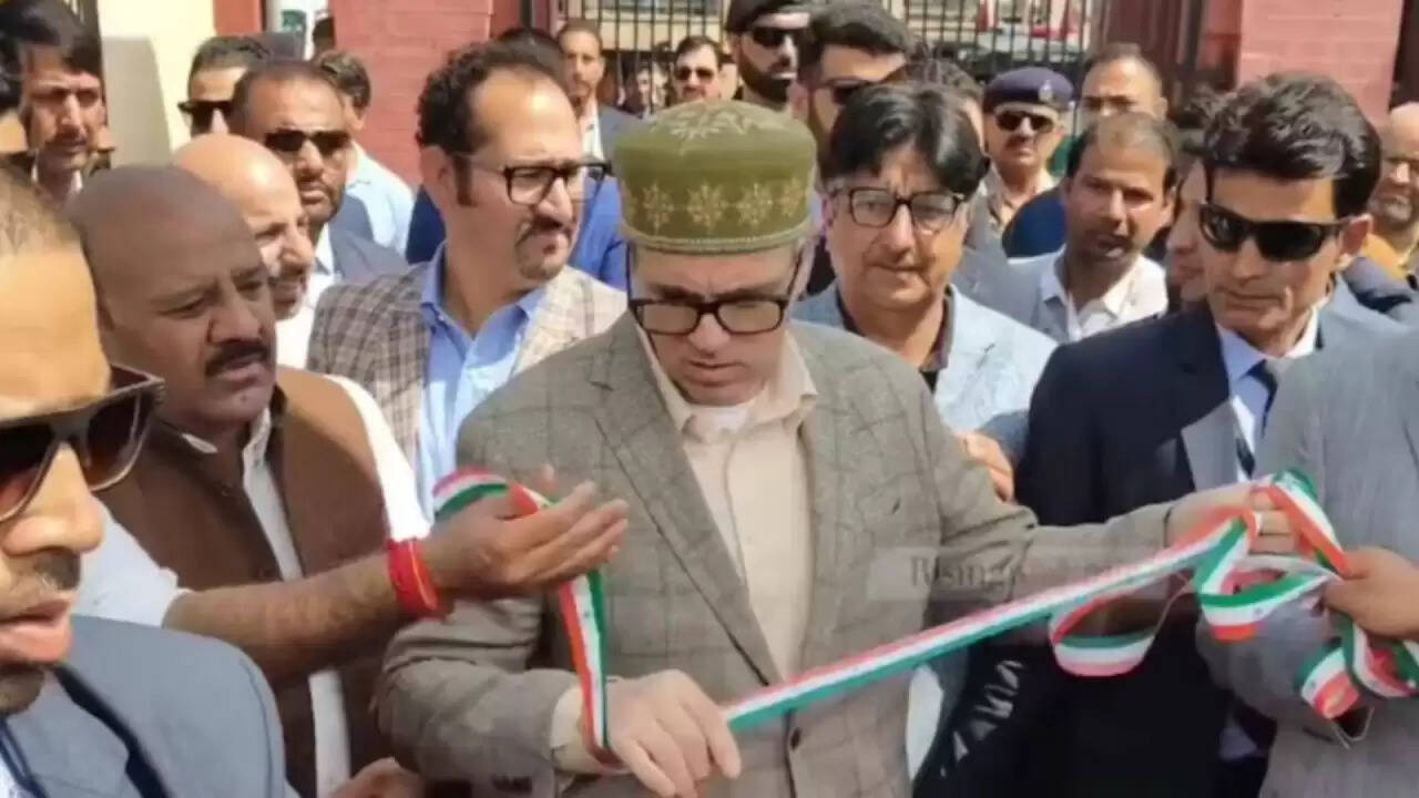 उमर अब्दुल्ला ने तिरंगे के रंगों वाले रिबन को काटने से किया इनकार