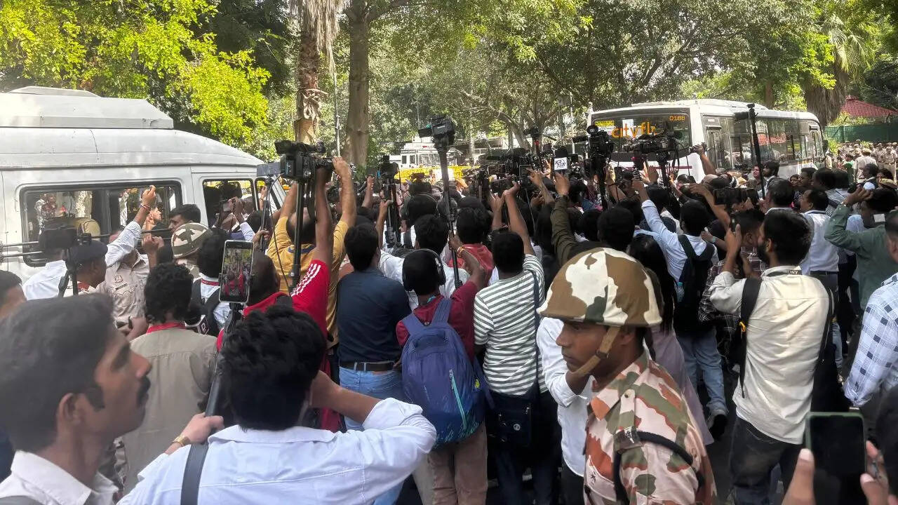 दिल्ली में जंतर मंतर पर प्रदर्शन: चुनाव आयुक्त के इस्तीफे की मांग