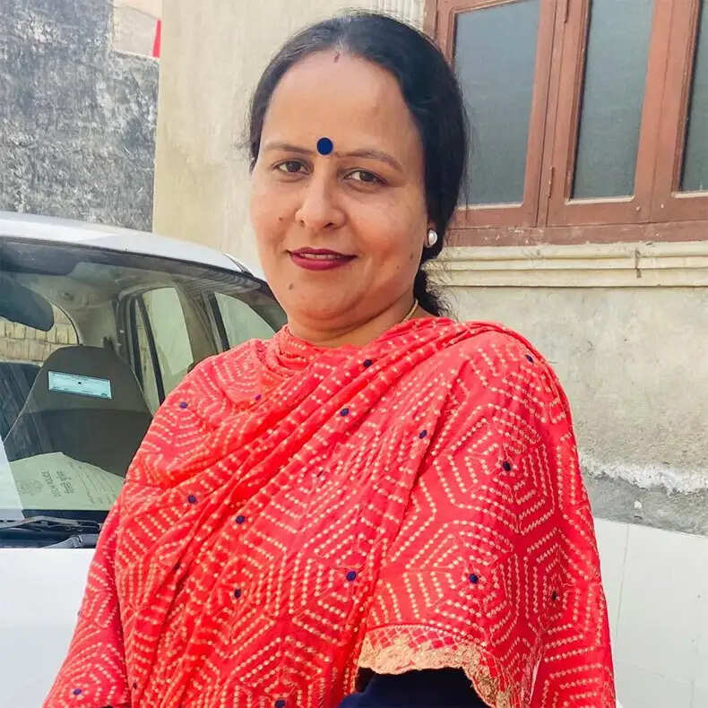रोहतक की गेस्ट टीचर सुलेखा दलाल का सस्पेंशन समाप्त, कॉकरोच पार्टी में भागीदारी का मामला